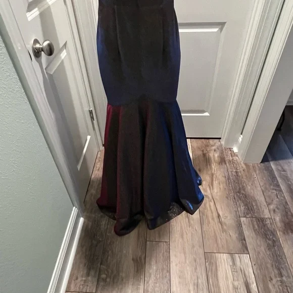 Beautiful prom dress size 4. Comes with matching bow tie - Picture 2 of 6